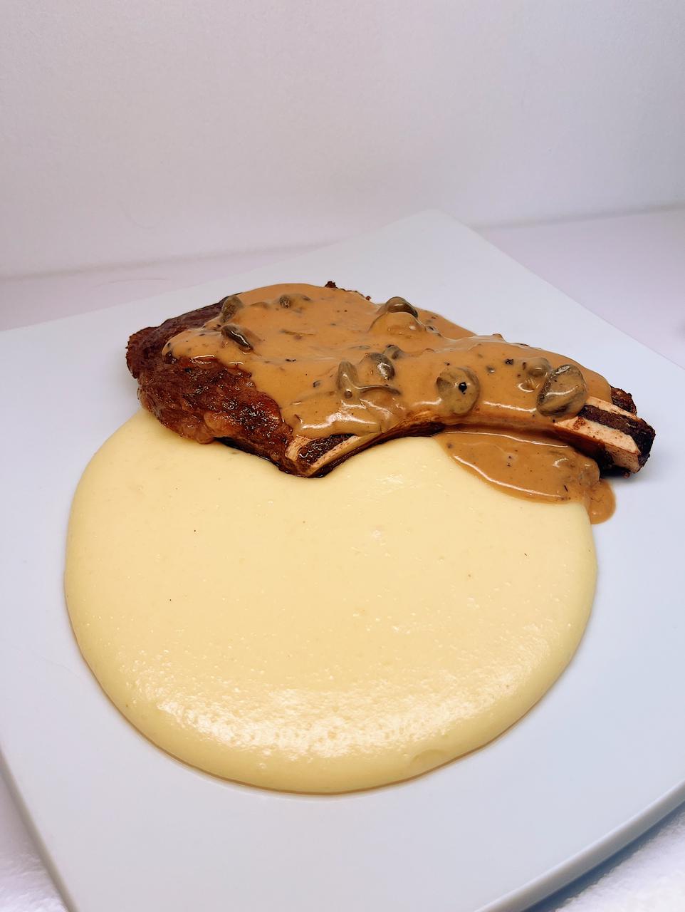 Prime Rib Au Poivre com Aligot